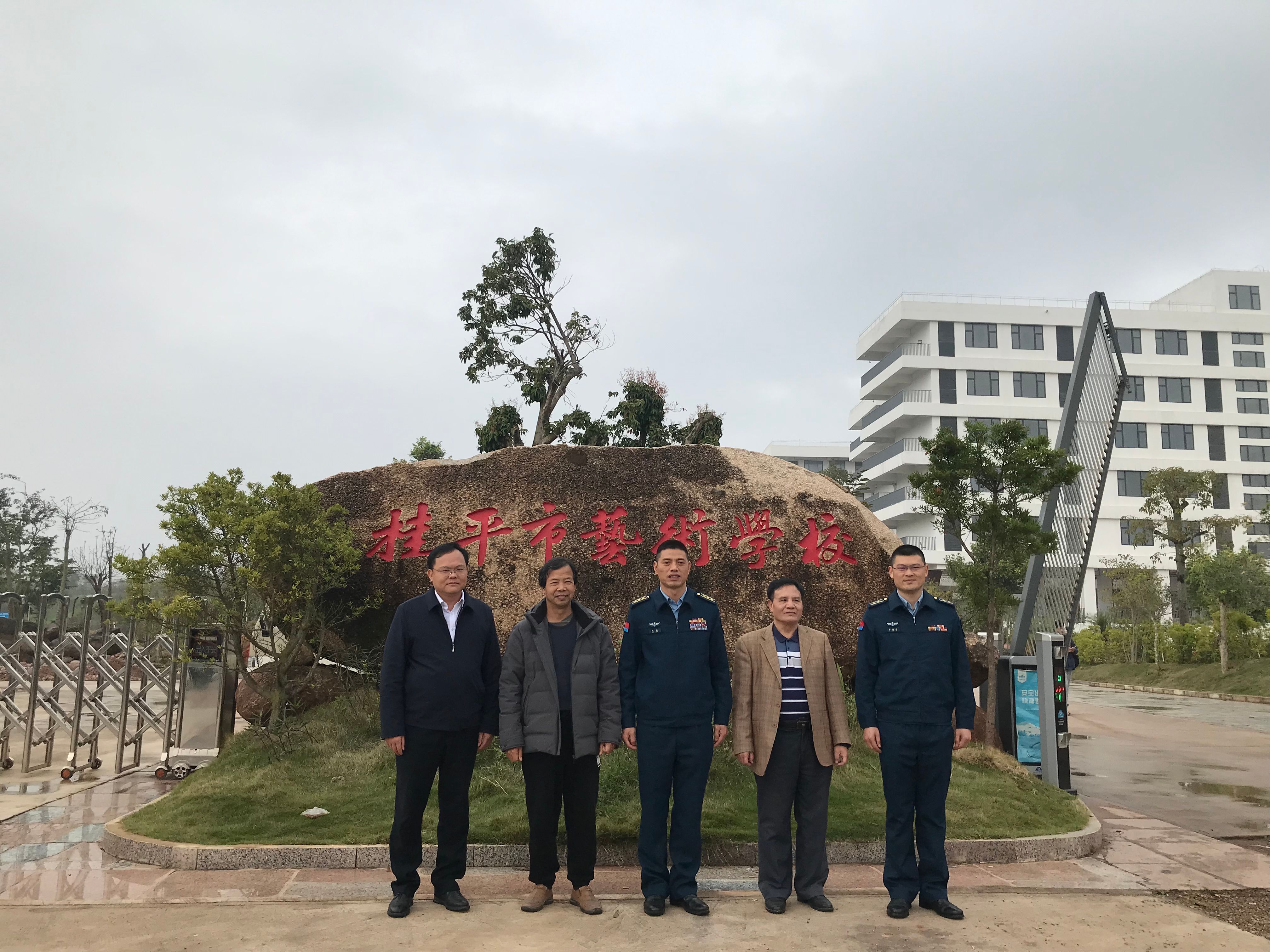 部队首长到我校指导工作丨 TIYU  丨一方水土养育一代人。军民鱼水情，让我们的家园充满阳光、充满生机、充满希望！
