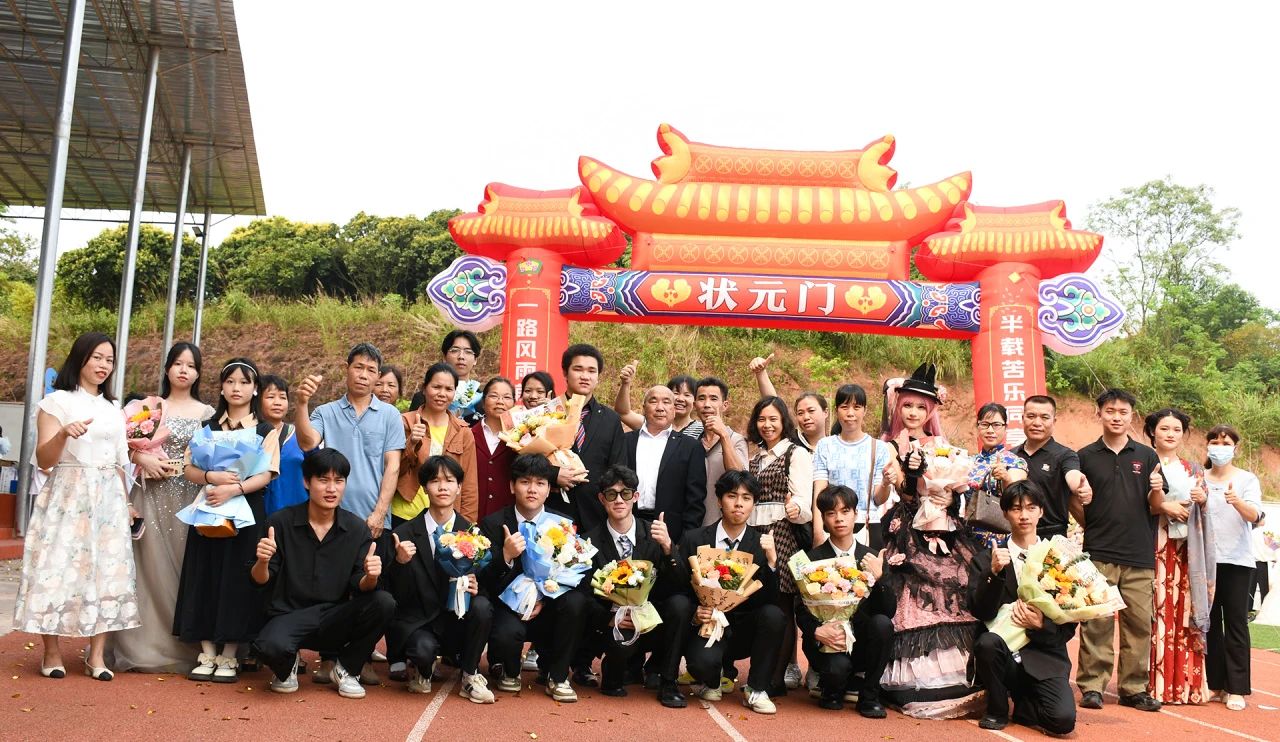 实现报效祖国的远大理想和抱负，我校隆重举行“十八而至正青春，挺膺奋进新征程”——2024届成人典礼仪式 丨 TIYU